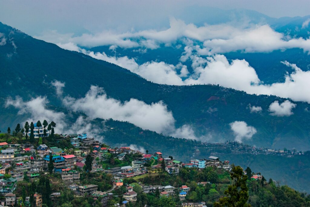 Darjeeling budget travel guide – tea gardens and mountain views India